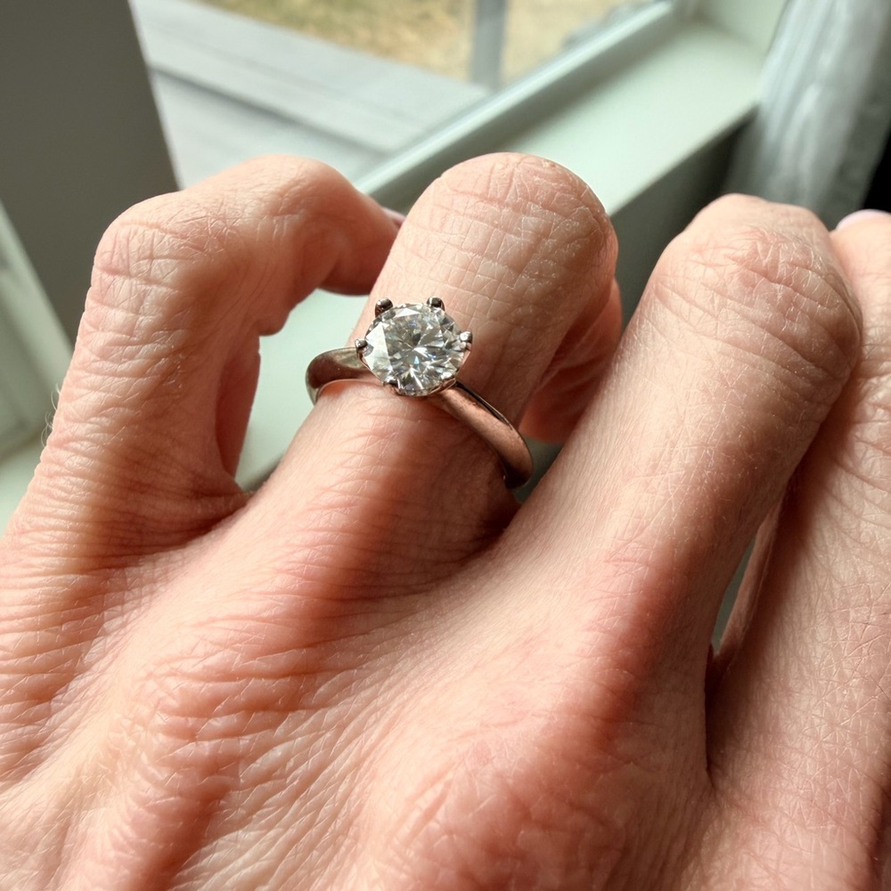 1.0 ct D round Moissanite in size 5 .925 band - Picture 4 of 6